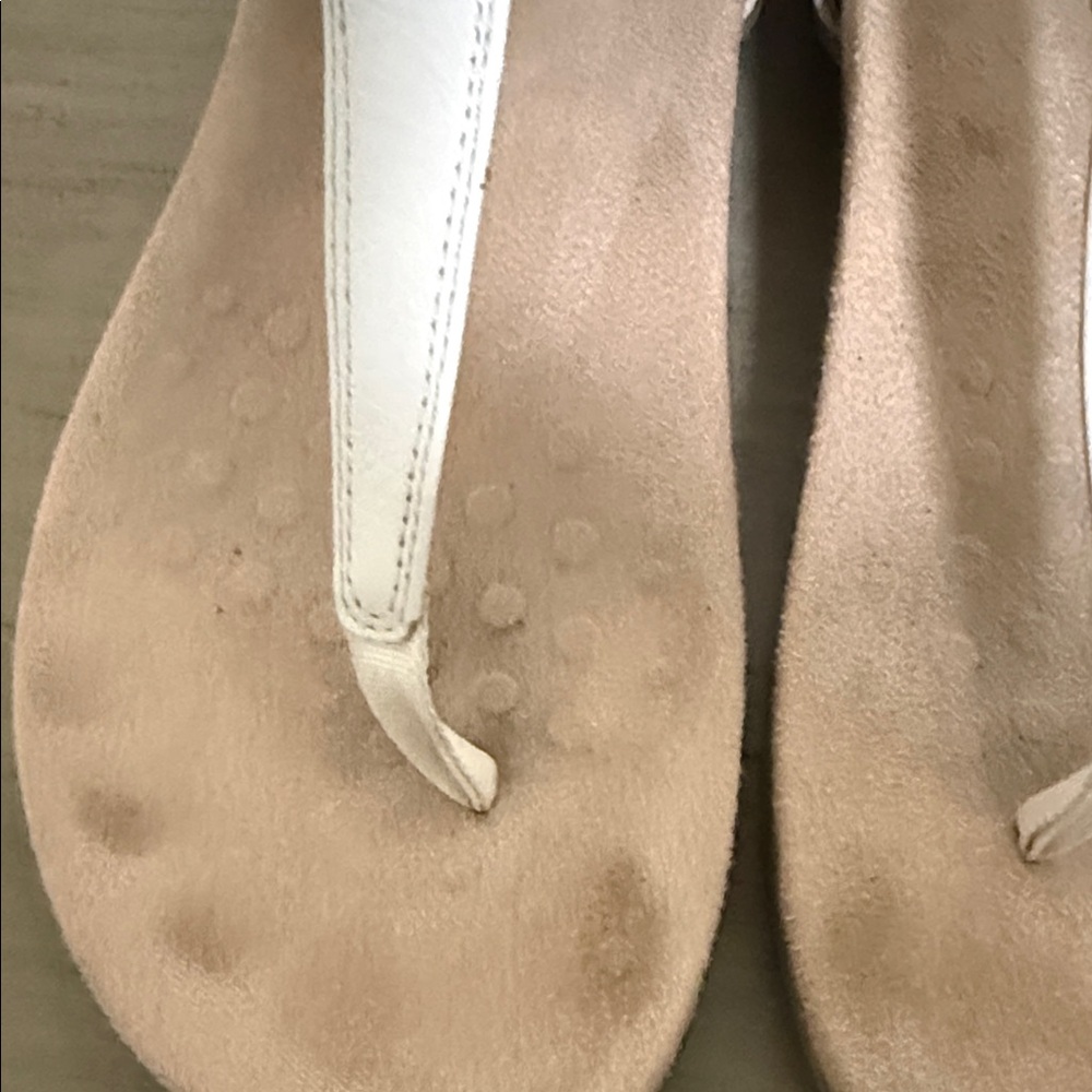 VionicWhite Women's T-strap Comfort Sandals - Picture 5 of 9